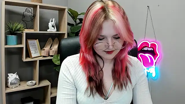 Snapshot of SweetLilyxo chatting on June 16, 2026, 6:38 am SweetLilyxo online show from June 16, 2026, 6:38 am
