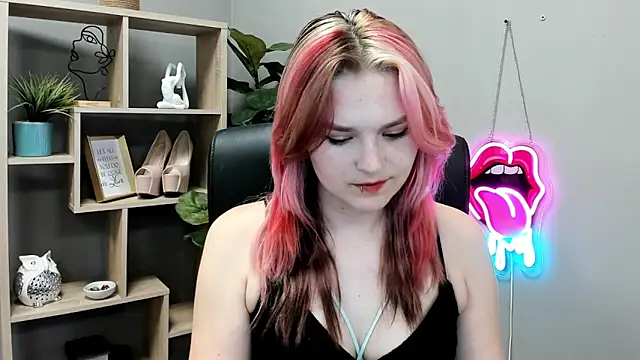 Snapshot of SweetLilyxo chatting on June 18, 2026, 1:26 pm SweetLilyxo online show from June 18, 2026, 1:26 pm