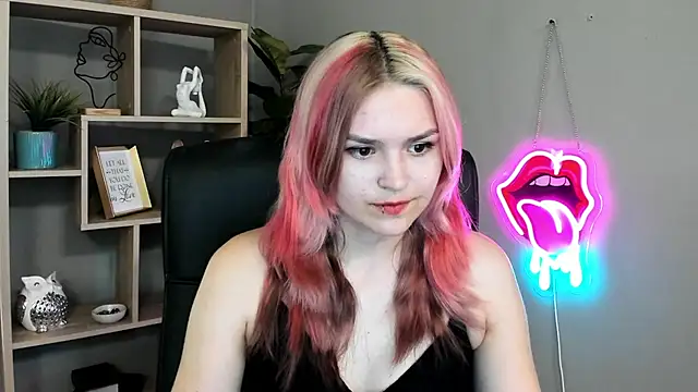 Snapshot of SweetLilyxo chatting on June 21, 2026, 1:46 pm SweetLilyxo online show from June 21, 2026, 1:46 pm