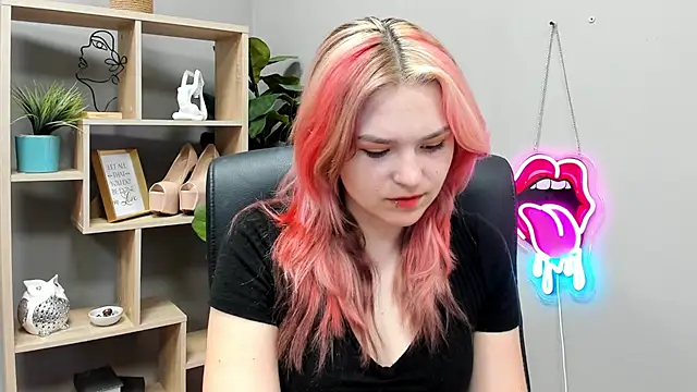 Snapshot of SweetLilyxo chatting on June 22, 2026, 6:32 am SweetLilyxo online show from June 22, 2026, 6:32 am