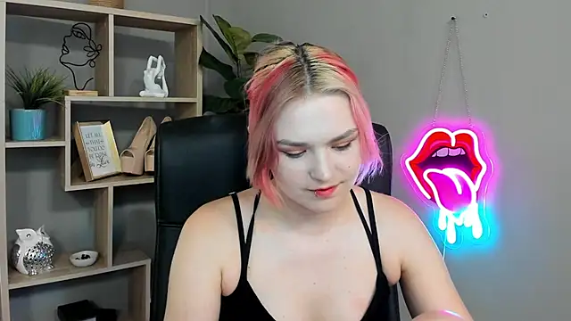 Snapshot of SweetLilyxo chatting on June 24, 2026, 1:32 pm SweetLilyxo online show from June 24, 2026, 1:32 pm
