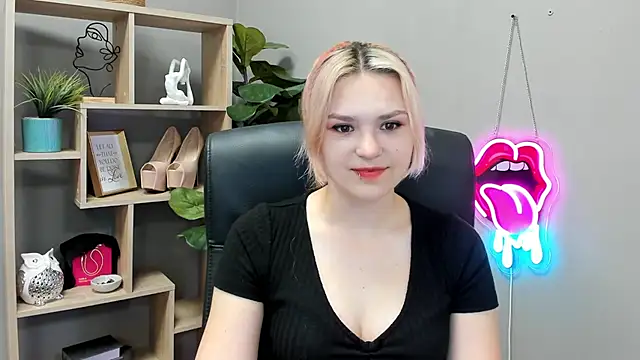 Snapshot of SweetLilyxo chatting on July 13, 2026, 6:49 am SweetLilyxo online show from July 13, 2026, 6:49 am