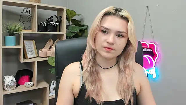 Snapshot of SweetLilyxo chatting on July 20, 2026, 6:38 am SweetLilyxo online show from July 20, 2026, 6:38 am