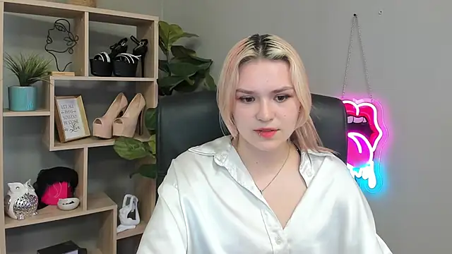 Snapshot of SweetLilyxo chatting on July 22, 2026, 1:47 pm SweetLilyxo online show from July 22, 2026, 1:47 pm