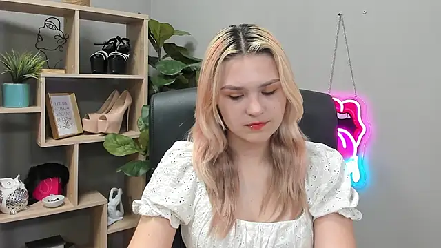 Snapshot of SweetLilyxo chatting on July 27, 2026, 6:42 am SweetLilyxo online show from July 27, 2026, 6:42 am