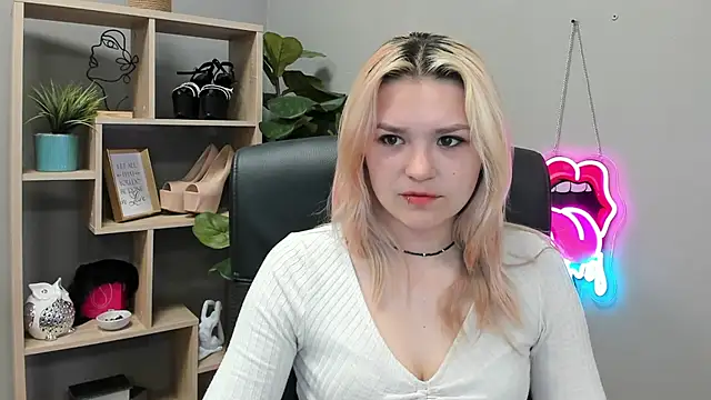 Snapshot of SweetLilyxo chatting on July 29, 2026, 6:33 am SweetLilyxo online show from July 29, 2026, 6:33 am