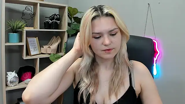 Snapshot of SweetLilyxo chatting on July 30, 2026, 7:07 am SweetLilyxo online show from July 30, 2026, 7:07 am