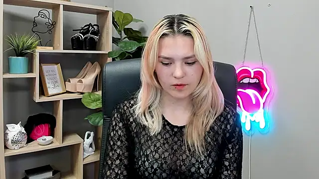 Snapshot of SweetLilyxo chatting on August 3, 2026, 9:04 am SweetLilyxo online show from August 3, 2026, 9:04 am