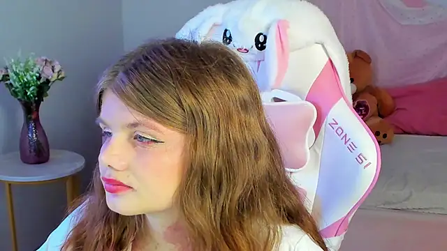 Snapshot of ChloeHalses chatting on June 9, 2026, 7:03 pm ChloeHalses online show from June 9, 2026, 7:03 pm