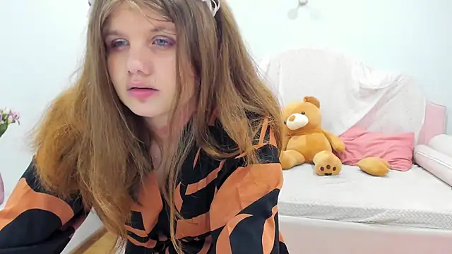 ChloeHalses online show from June 23, 2026, 5:11 pm