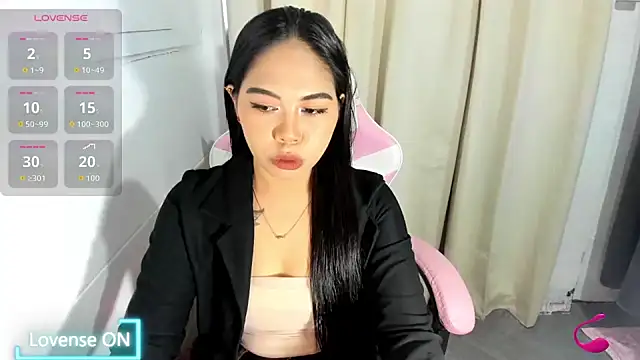 Ursweetyshaine online show from June 10, 2026, 2:34 am