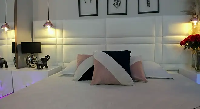 RaquelHyde  online show from June 18, 2026, 8:13 pm