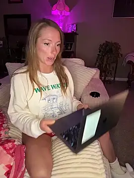 Snapshot of mooviebaby chatting on June 15, 2026, 9:00 am mooviebaby online show from June 15, 2026, 9:00 am