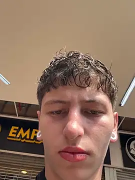 ARON LUXX online show from March 4, 2026, 2:56 pm