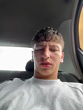 Snapshot of ARON_LUXX chatting on May 12, 2026, 5:43 pm ARON LUXX online show from May 12, 2026, 5:43 pm