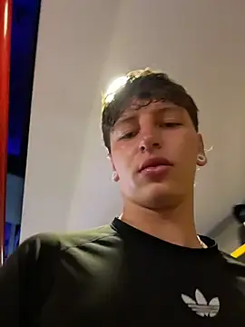 Snapshot of ARON_LUXX chatting on July 6, 2026, 3:25 pm ARON LUXX online show from July 6, 2026, 3:25 pm