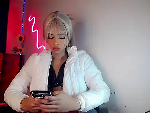 DahliaGill online show from June 15, 2026, 2:19 pm