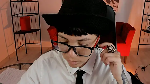 Snapshot of NeoGeisha chatting on July 7, 2026, 6:47 am NeoGeisha online show from July 7, 2026, 6:47 am
