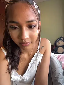 Snapshot of lyla_luv chatting on February 15, 2026, 4:53 am lyla luv online show from February 15, 2026, 4:53 am