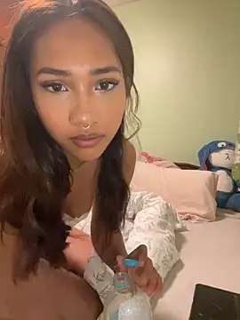 Snapshot of lyla_luv chatting on March 4, 2026, 10:16 pm lyla luv online show from March 4, 2026, 10:16 pm