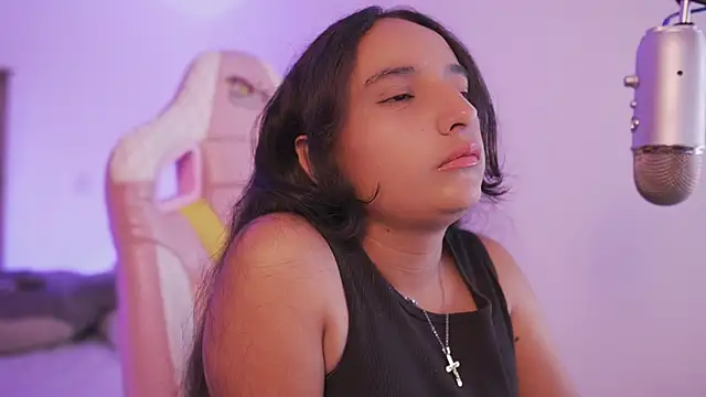  emily jonexs online show from March 10, 2026, 9:53 pm