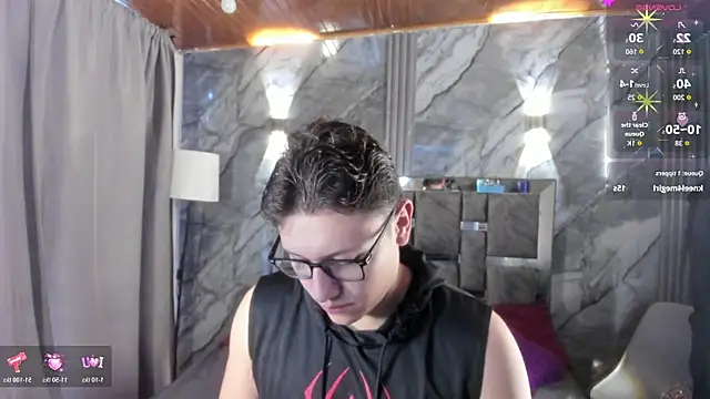 Snapshot of Manson_and_Zoe chatting on June 8, 2026, 11:32 am Manson and Zoe online show from June 8, 2026, 11:32 am