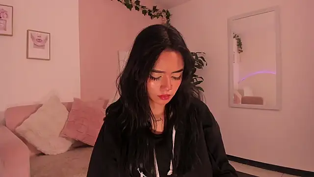 Mila jenner online show from February 19, 2026, 1:18 pm