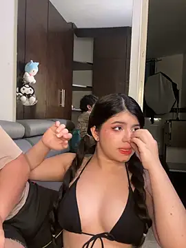 Snapshot of EmilyAndAndrew chatting on May 9, 2026, 4:28 am EmilyAndAndrew online show from May 9, 2026, 4:28 am