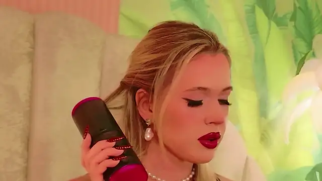 Snapshot of Beckie_White chatting on June 10, 2026, 9:35 pm Beckie White online show from June 10, 2026, 9:35 pm