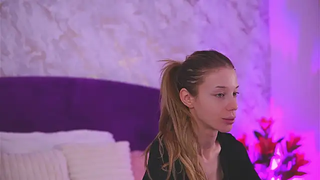 EllinaNuria online show from February 18, 2026, 4:19 am