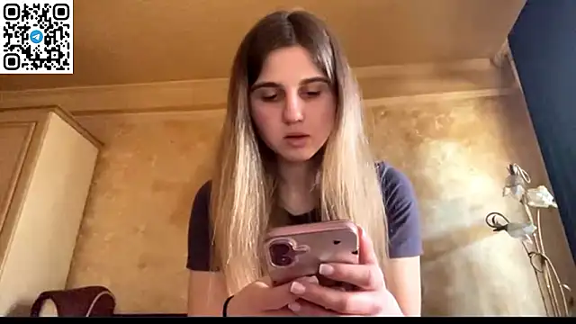 Snapshot of LovelySilk_63 chatting on March 27, 2026, 10:04 am LovelySilk 63 online show from March 27, 2026, 10:04 am
