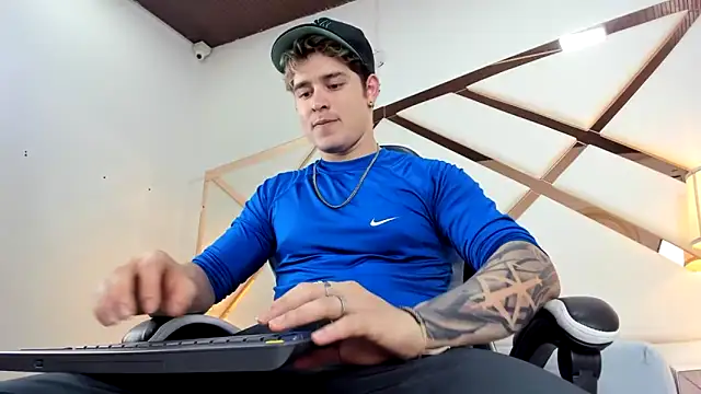 rayan linxx online show from April 23, 2026, 7:49 pm