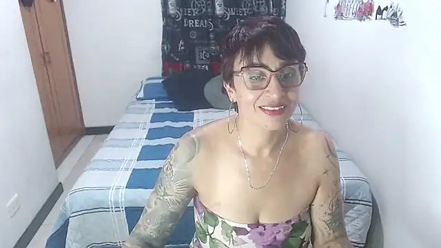 Snapshot of Charlotte_gray_ chatting on June 14, 2026, 2:46 am Charlotte gray online show from June 14, 2026, 2:46 am