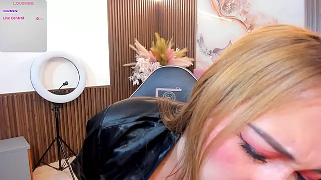 Snapshot of LUNAKITTY_TAY chatting on July 8, 2026, 11:37 am LUNAKITTY TAY online show from July 8, 2026, 11:37 am