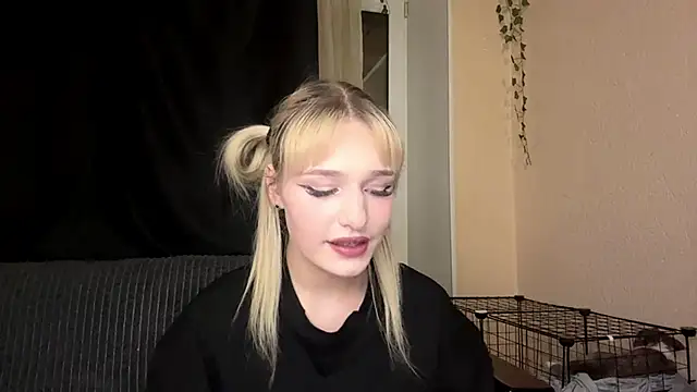 Snapshot of MiaBerlateen chatting on March 21, 2026, 6:00 pm MiaBerlateen online show from March 21, 2026, 6:00 pm