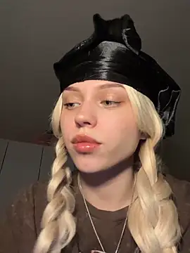  luna fox  online show from March 17, 2026, 6:33 pm