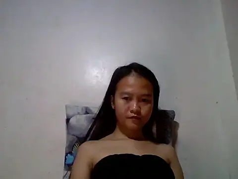 Yourlilpinayy online show from April 28, 2026, 10:15 pm