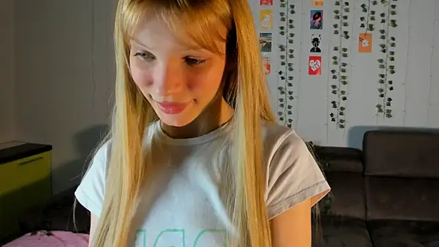 Kiracute18 online show from March 12, 2026, 5:08 pm