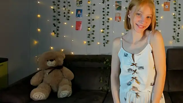 Snapshot of Kiracute18 chatting on March 21, 2026, 7:06 pm Kiracute18 online show from March 21, 2026, 7:06 pm