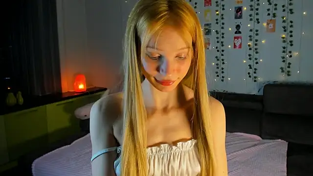 Snapshot of Kiracute18 chatting on April 3, 2026, 4:16 pm Kiracute18 online show from April 3, 2026, 4:16 pm