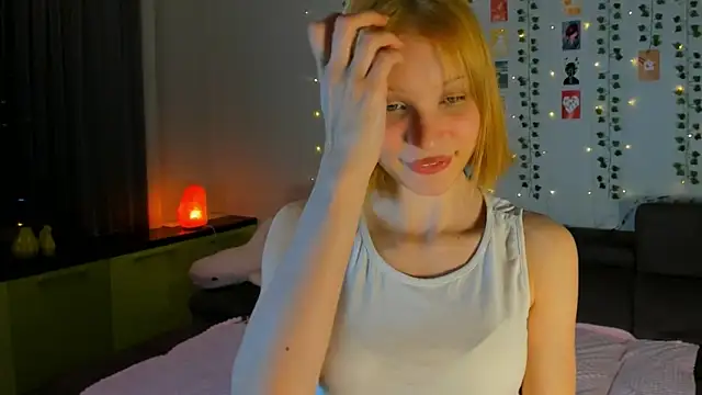 Snapshot of Kiracute18 chatting on April 5, 2026, 7:55 pm Kiracute18 online show from April 5, 2026, 7:55 pm