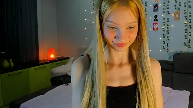 Snapshot of Kiracute18 chatting on April 7, 2026, 4:18 pm Kiracute18 online show from April 7, 2026, 4:18 pm