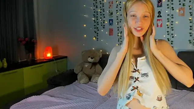 Snapshot of Kiracute18 chatting on April 24, 2026, 4:53 pm Kiracute18 online show from April 24, 2026, 4:53 pm