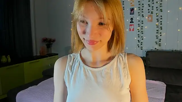 Snapshot of Kiracute18 chatting on May 13, 2026, 4:15 pm Kiracute18 online show from May 13, 2026, 4:15 pm
