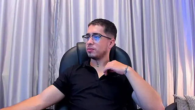 Snapshot of Tommas_Jhonson chatting on May 18, 2026, 12:33 pm Tommas Jhonson online show from May 18, 2026, 12:33 pm