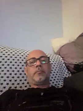 pareja47 online show from April 27, 2026, 11:03 pm