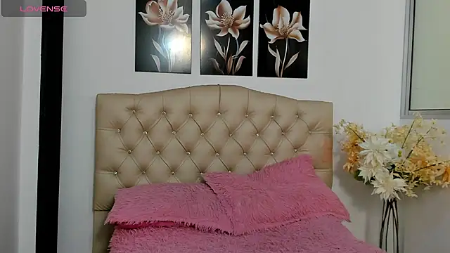 Snapshot of Kitty_f00x chatting on July 6, 2026, 12:57 pm Kitty f00x online show from July 6, 2026, 12:57 pm