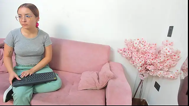 Snapshot of Kitty_f00x chatting on July 8, 2026, 1:04 pm Kitty f00x online show from July 8, 2026, 1:04 pm