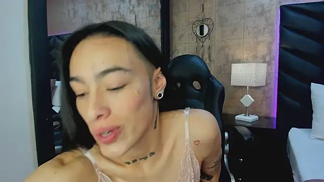 LaurenHazell online show from March 3, 2026, 3:56 am