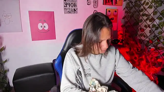 Juli W online show from March 12, 2026, 8:04 pm